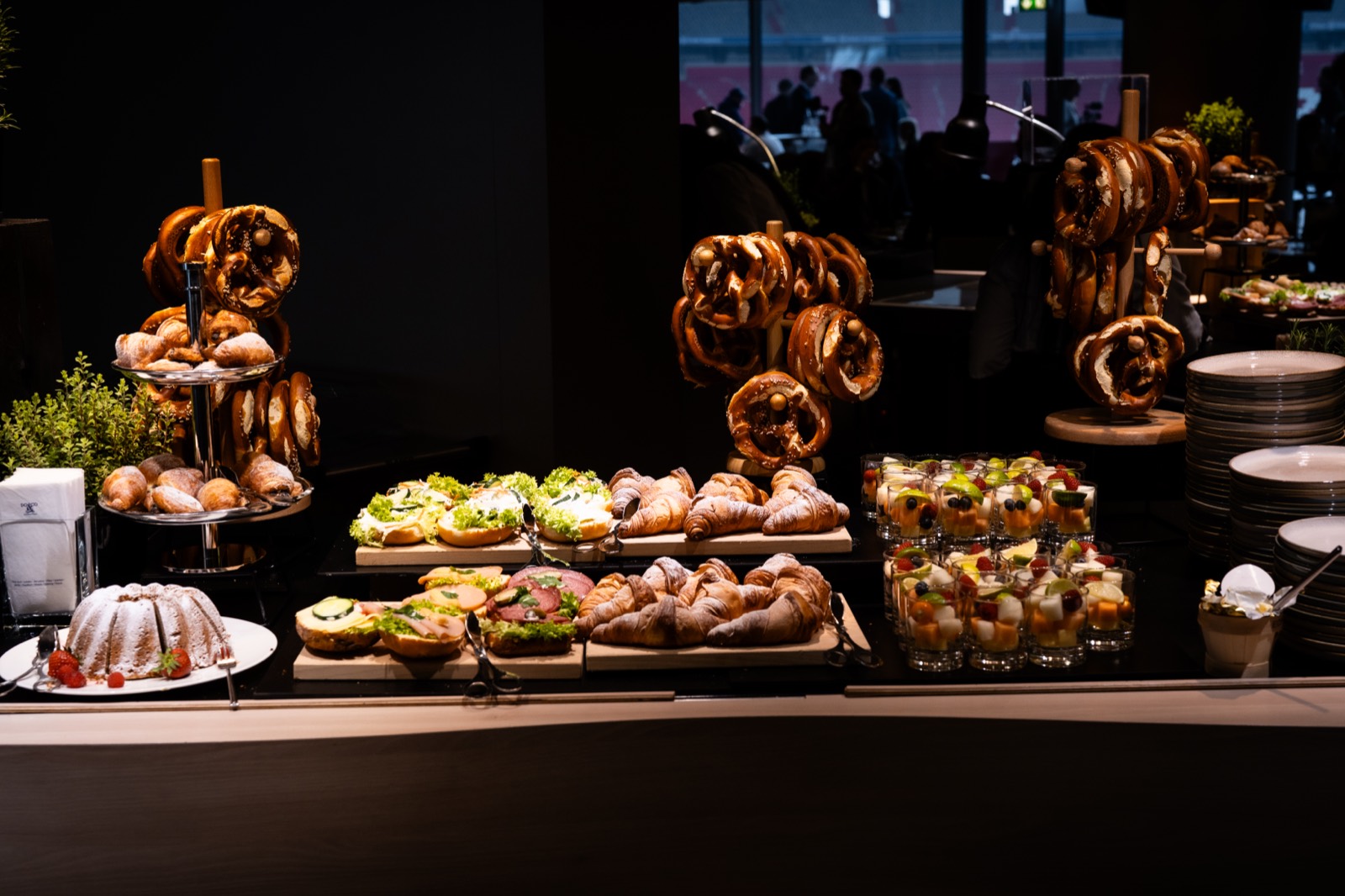 Gedeckter Frühstückstisch für ein Business-Breakfast