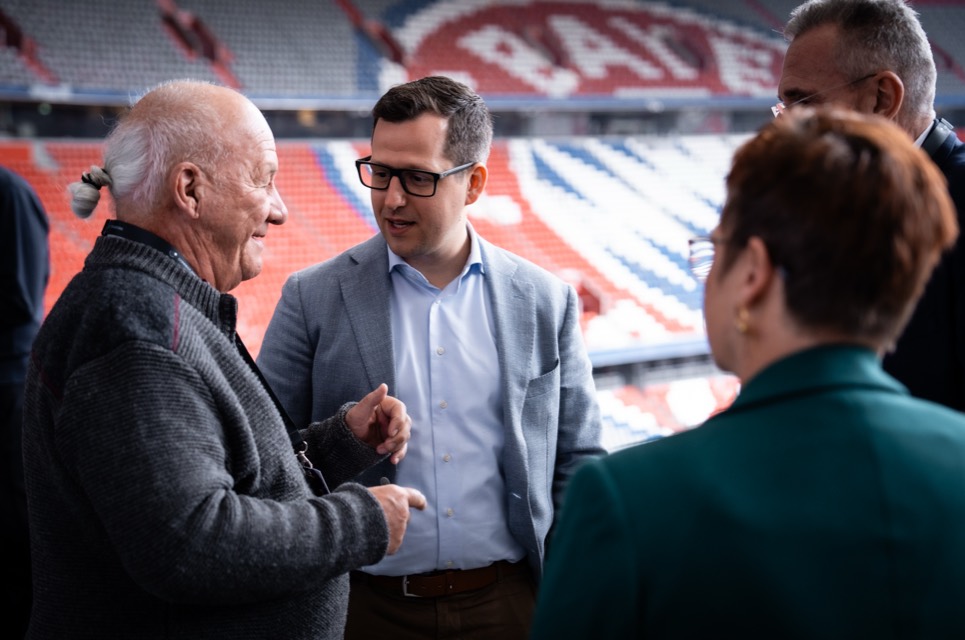 Uli Hoeneß im Gespräch mit Gästen.