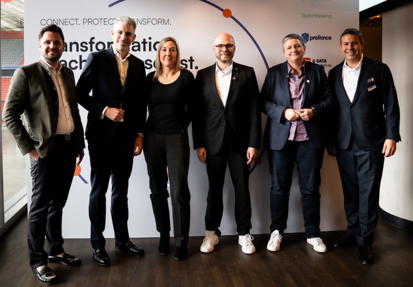 Gruppenbild vor der CPT-Fotowand 2026
