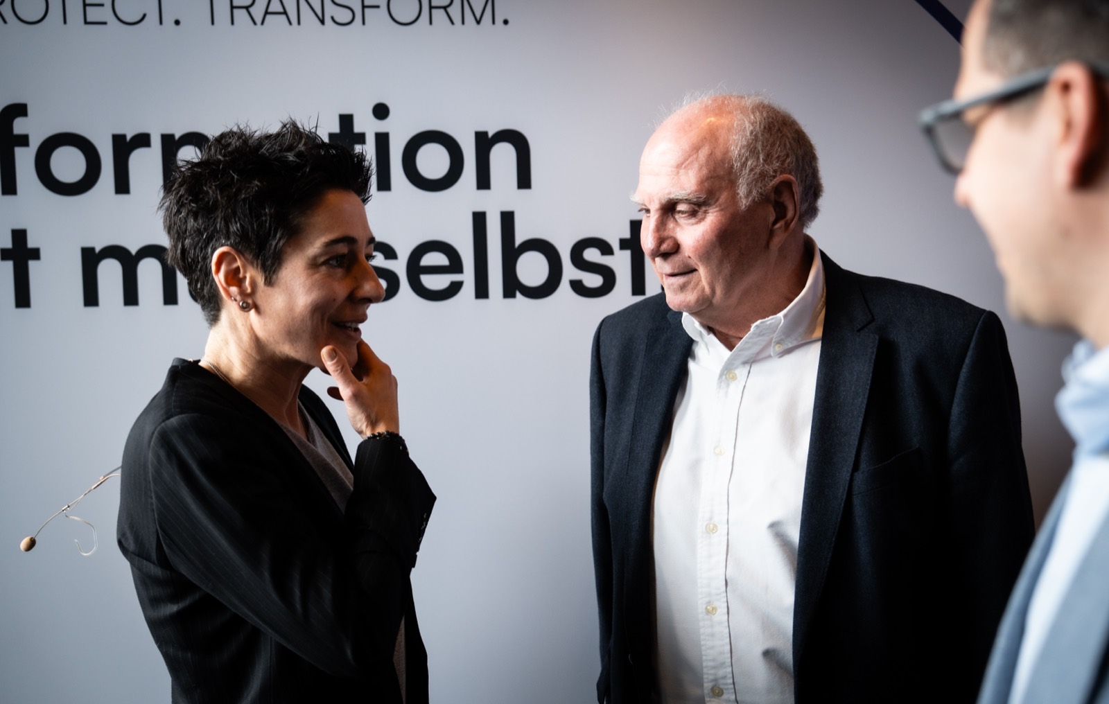 Gesellschaft: Dunja Hayali und Uli Hoeneß im Gespräch vor der CPT-Wand.