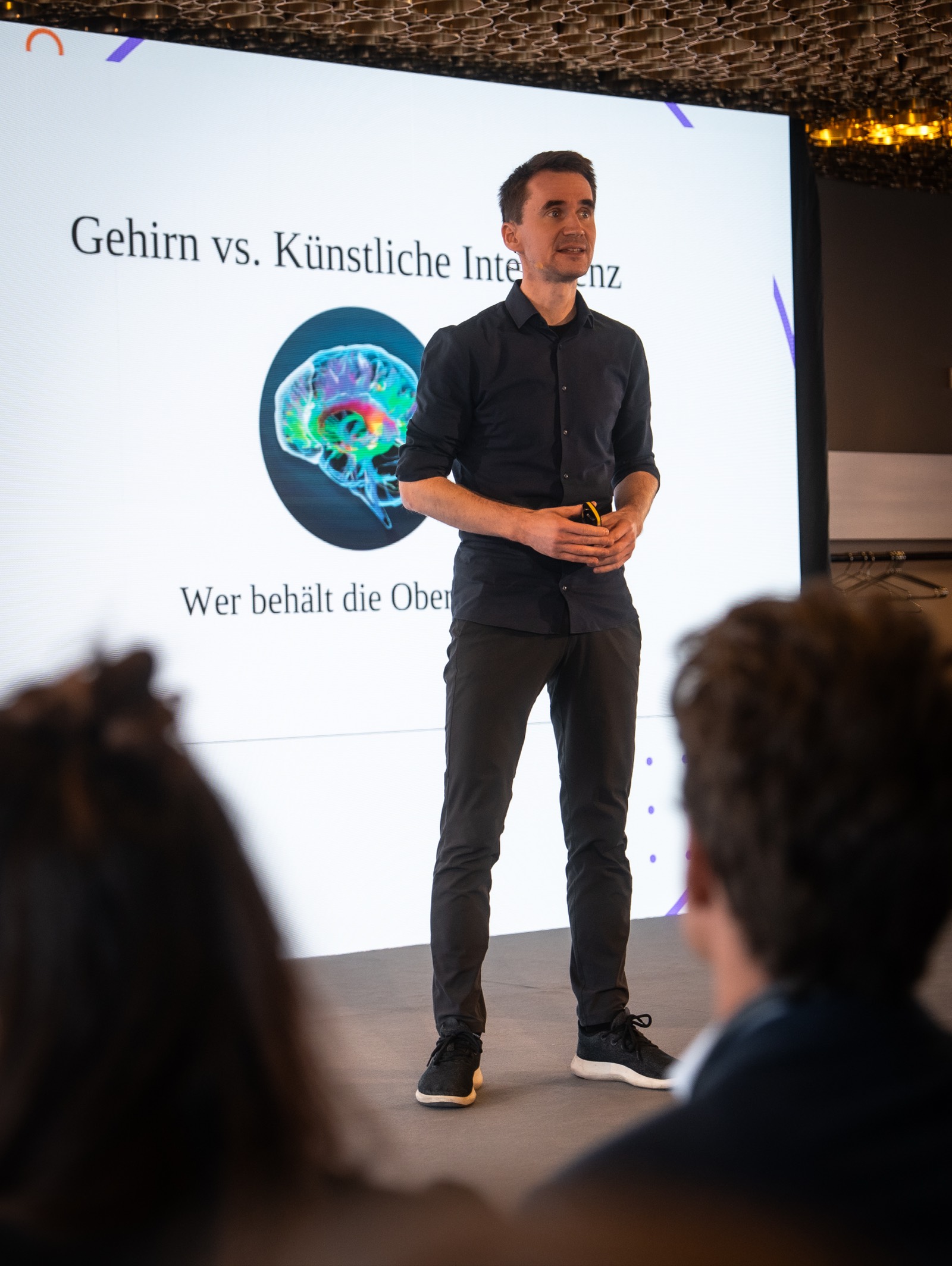 Wissenschaft: Vortrag "Gehirn vs. Künstliche Intelligenz" von Dr. Henning Beck.